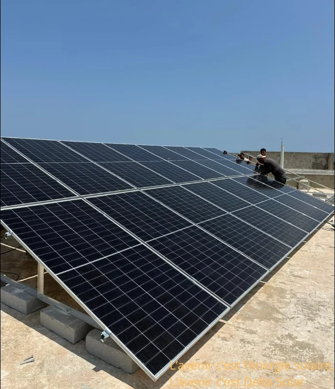 Vue rapprochée de panneaux solaires installés en toiture, photo fournie par TunisiePV