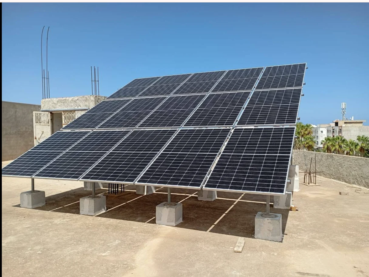 Installation photovoltaïque sur plots en béton sur une toiture en Tunisie