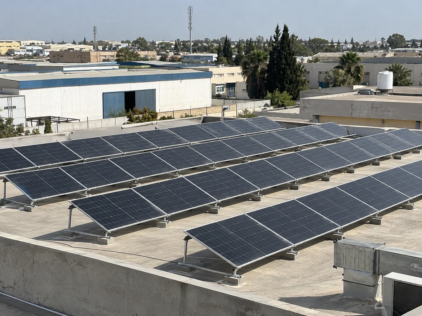 Panneaux photovoltaïques sur une toiture professionnelle — illustration